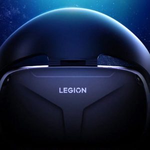 هدست واقعیت مجازی لنوو Legion VR700 از چیپست کوالکام Snapdragon XR2 به همراه 8 گیگابایت رم و 256 گیگابایت حافظه داخلی بهره میبرد. VR700 به یک نمایشگر LCD مجهز شده که از ویژگیهایی مانند حداکثر وضوح 1920 در 3665 پیکسل و نرخ تازهسازی تصویر 72/90 هرتز پشتیبانی میکند. از نظر طراحی، این هدستها شبیه سری هدفونهای Lenovo Rescuer هستند که البته عملکرد بهتری دارند. پهنای باند ویدیویی دستگاه به میزان قابل توجهی افزایش یافته و علاوه بر این، سرعت عملکرد هوش مصنوعی هدست واقعیتمجازی جدید لنوو 11 برابر و وضوح آن 10 برابر افزایش یافته است. به گفته لنوو، وزن بخش جلو و عقب دستگاه با دقت بهینهسازی شده که با این وجود، کاربران مشکلی با استفاده طولانیمدت از آن نخواهند داشت. ماسک عریض و نرم دستگاه نیز تجربهای طبیعی و راحت را به کاربران ارائه میکند. علاوه بر این، VR700 از پخش سیمی و بیسیم پشتیبانی میکند. نمایشگر 4K RealRGB داخلی Legion VR700 نیز سرعت پاسخگویی بسیار خوبی دارد. لنوو همچنین برای دستیابی به موقعیتیابی دقیق در سطح میلیمتر، سرعت مقداردهی ابتدایی در سطح میلی ثانیه و سرعت تاخیر در سطح میلی ثانیه برای شناسایی دقیق حرکات بدن، در هدست VR700 از طراحی 6DoF (شش درجه آزادی: آزادی حرکت یک جسم در فضای سهبعدی) استفاده کرده است.
